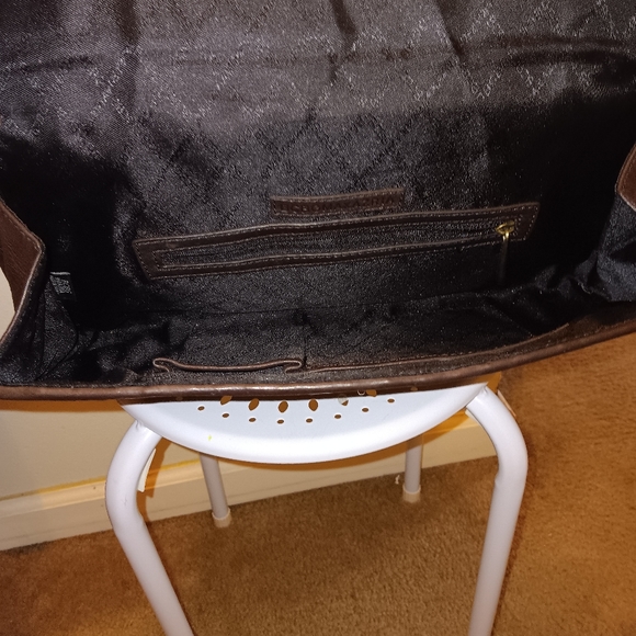 BCBGMAXAZRIA LEATHER SHOULDER BAG, GOLDISH TONE CHAIN STRAP. - Picture 5 of 12